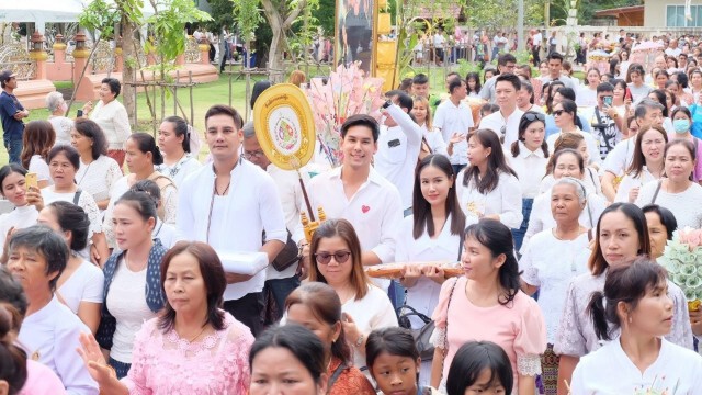 'อั้ม-อธิชาติ' ทัพคนบันเทิงขี่ม้าแห่กฐิน จ.อุดรธานี