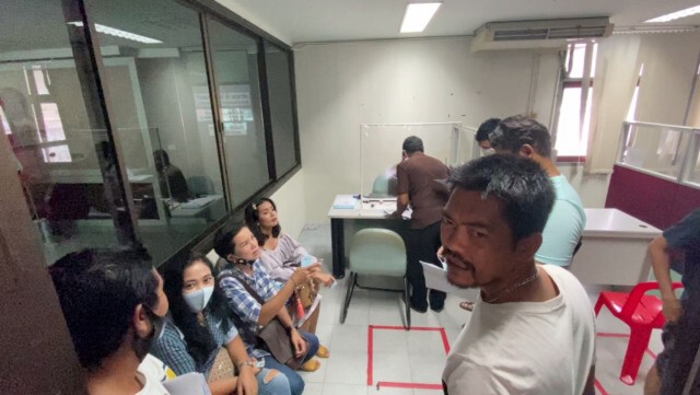 พนักงานน้ำตาตก แห่แจ้งความ บริษัทไม่จ่ายค่าจ้าง