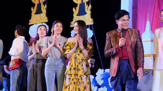 'อั้ม-อธิชาติ' ทัพคนบันเทิงขี่ม้าแห่กฐิน จ.อุดรธานี