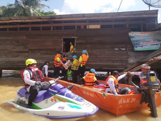 ฝ่าคลื่นลมซับน้ำตา ช่วยชาวบ้านท้ายเขื่อนลำพระเพลิง ท่วมรอบ3