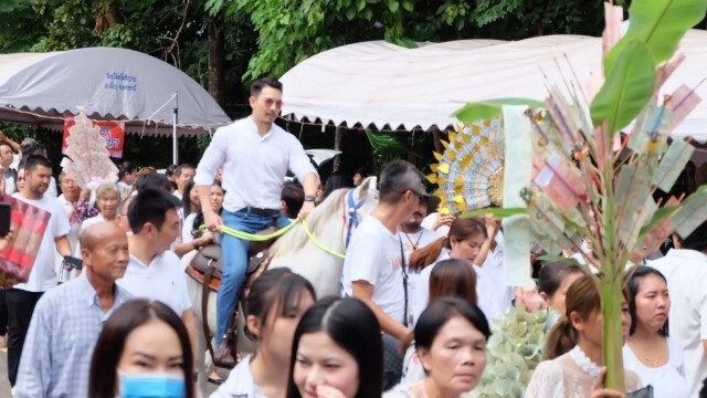 'อั้ม-อธิชาติ' ทัพคนบันเทิงขี่ม้าแห่กฐิน จ.อุดรธานี