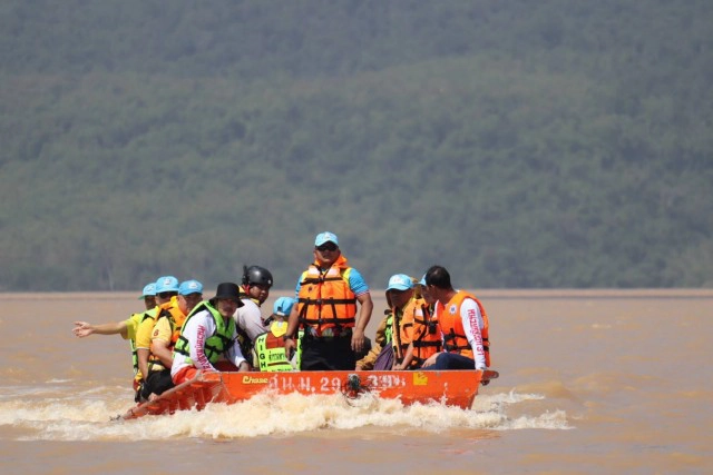 ฝ่าคลื่นลมซับน้ำตา ช่วยชาวบ้านท้ายเขื่อนลำพระเพลิง ท่วมรอบ3