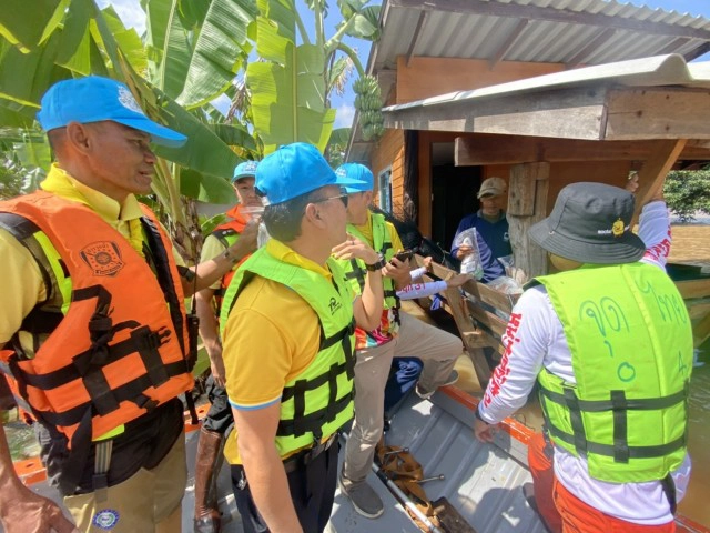 ฝ่าคลื่นลมซับน้ำตา ช่วยชาวบ้านท้ายเขื่อนลำพระเพลิง ท่วมรอบ3