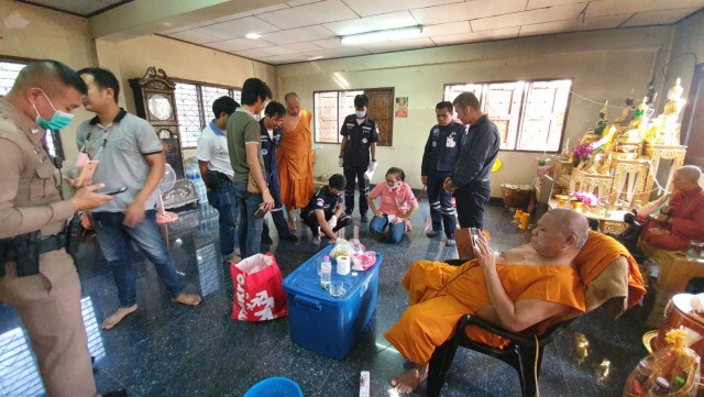 งงกันทั้งวัดสาวหิ้วศพลูกตัวเองที่แท้งมาให้พระทำบุญ