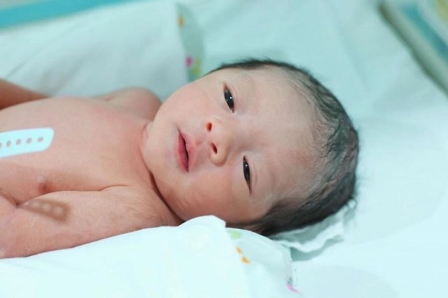 ปิติ! "ในหลวง- พระราชินี" พระราชทานดอกไม้รับขวัญบุตรคนแรก "หญิงแม้น" ม.ร.ว.แม้นนฤมาส