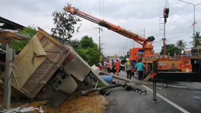 สิบล้อเสียหลักพุ่งชนเสาไฟบ้านพังยับ
