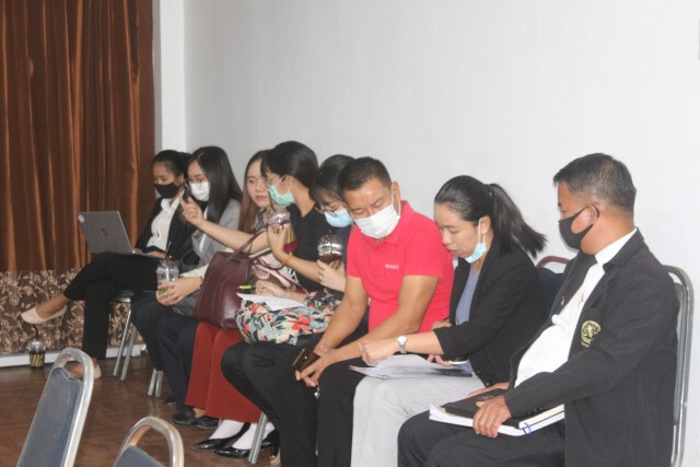 "ลูกเกด"แกนนำคณะราษฎรพร้อมพวก มอบตัวตำรวจผิดพรก.การชุมนุม