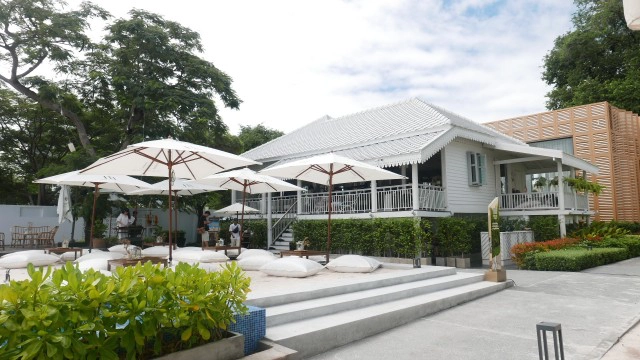 คาเฟ่สไตล์บีชคลับติดทะเล@ 111 Social Club Huahin