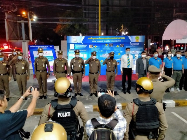 สน.ทองหล่อ ทดลองตั้งด่านตรวจเมาแบบใหม่คืนแรก