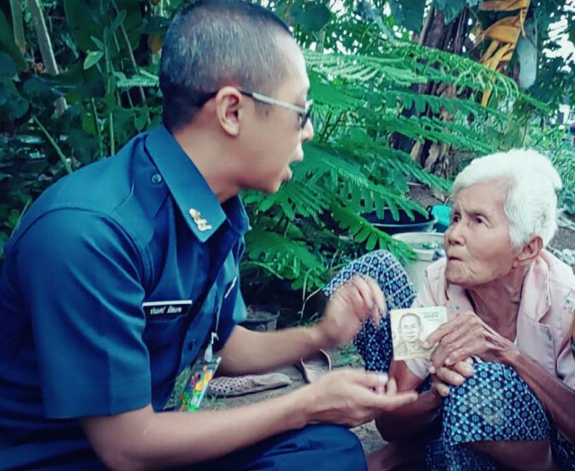 เวทนา ลูกสาวแขนขาดสมองพิการ เข็นแม่ชราบนรถขยะ หนุ่มนักบุญเห็นปล่อยผ่านไม่ได้