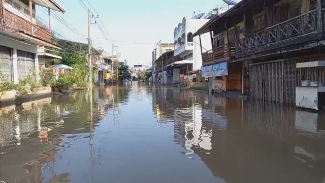 น้ำล้นตลิ่งท่วมเขตเมืองปักธงชัยเร่งวางกระสอบทรายกั้นเข้าบ้าน