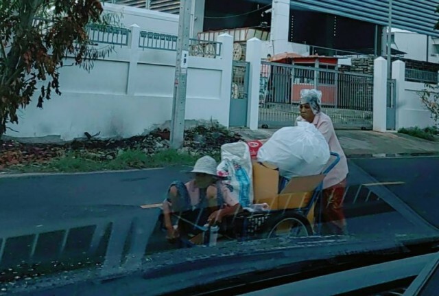 เวทนา ลูกสาวแขนขาดสมองพิการ เข็นแม่ชราบนรถขยะ หนุ่มนักบุญเห็นปล่อยผ่านไม่ได้