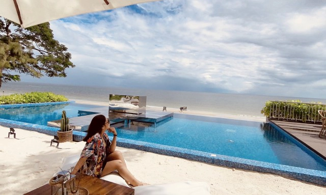 คาเฟ่สไตล์บีชคลับติดทะเล@ 111 Social Club Huahin