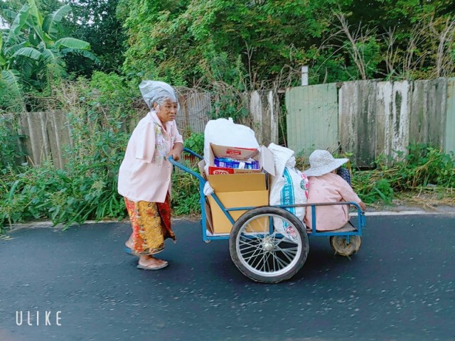 เวทนา ลูกสาวแขนขาดสมองพิการ เข็นแม่ชราบนรถขยะ หนุ่มนักบุญเห็นปล่อยผ่านไม่ได้