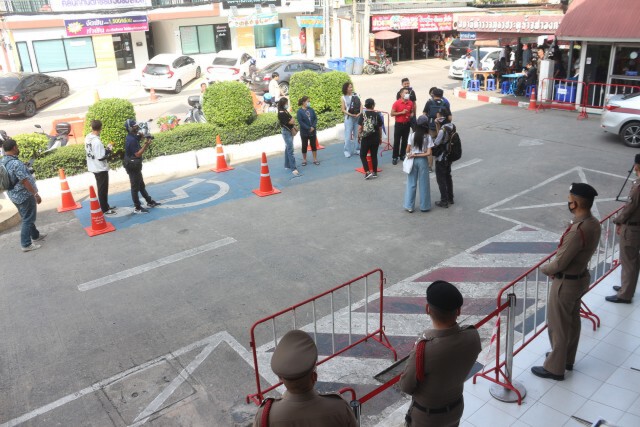 "ลูกเกด"แกนนำคณะราษฎรพร้อมพวก มอบตัวตำรวจผิดพรก.การชุมนุม