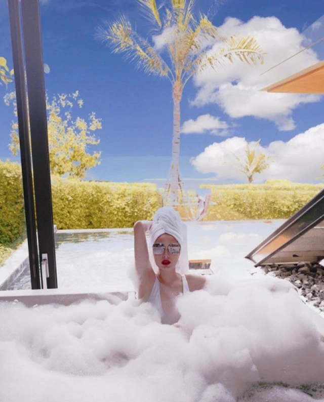 สุดแซ่บ "ขวัญ อุษามณี" ใส่ชุดว่ายน้ำ อวดผิวขาวเนียนที่ทะเล