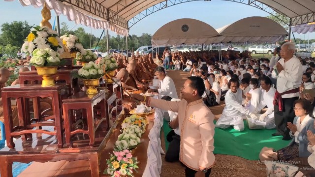 ญาติโยมครึ่งหมื่นร่วมพิธีเทหล่อพระพุทธปัจจเวกขณญาน