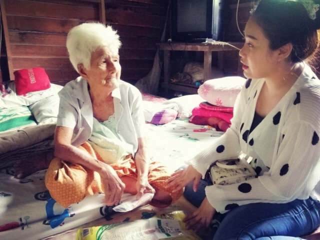 เวทนา ลูกสาวแขนขาดสมองพิการ เข็นแม่ชราบนรถขยะ หนุ่มนักบุญเห็นปล่อยผ่านไม่ได้
