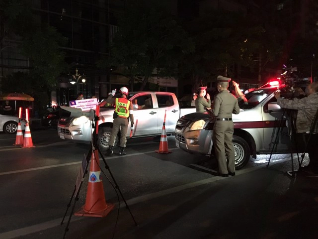 สน.ทองหล่อ ทดลองตั้งด่านตรวจเมาแบบใหม่คืนแรก