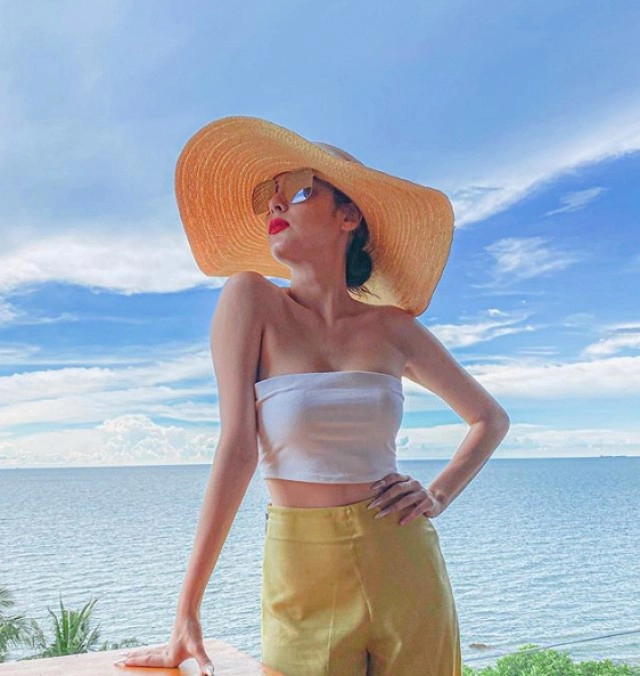 สุดแซ่บ "ขวัญ อุษามณี" ใส่ชุดว่ายน้ำ อวดผิวขาวเนียนที่ทะเล