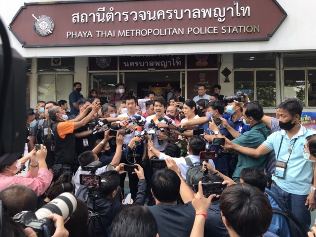 3 แกนนำคณะก้าวหน้า เข้าพบ ตร.พญาไท ตามหมายเรียก ม.116