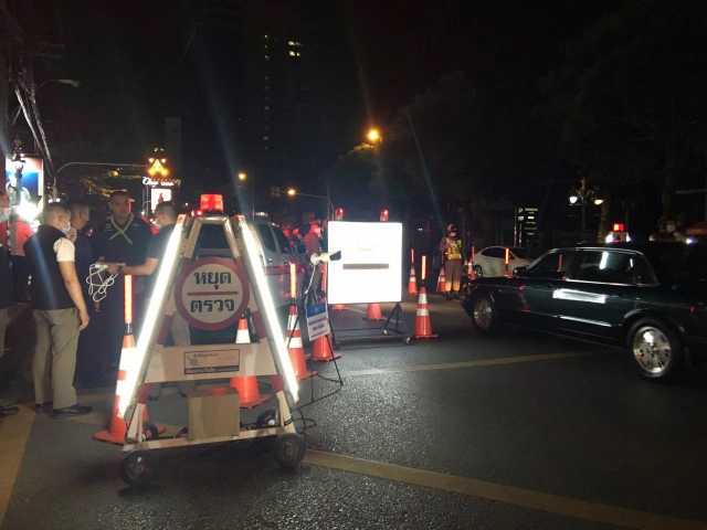 สน.ทองหล่อ ทดลองตั้งด่านตรวจเมาแบบใหม่คืนแรก