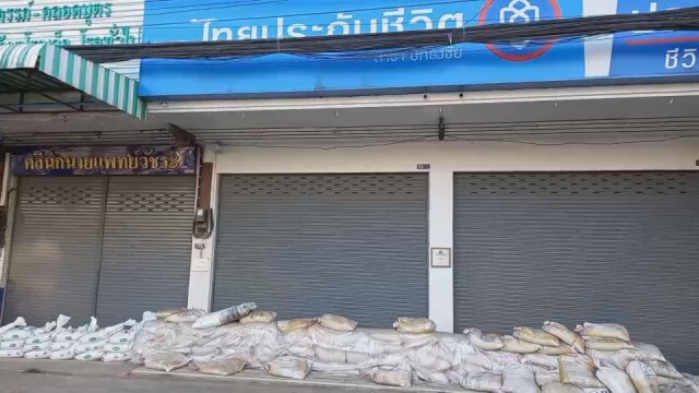 น้ำล้นตลิ่งท่วมเขตเมืองปักธงชัยเร่งวางกระสอบทรายกั้นเข้าบ้าน