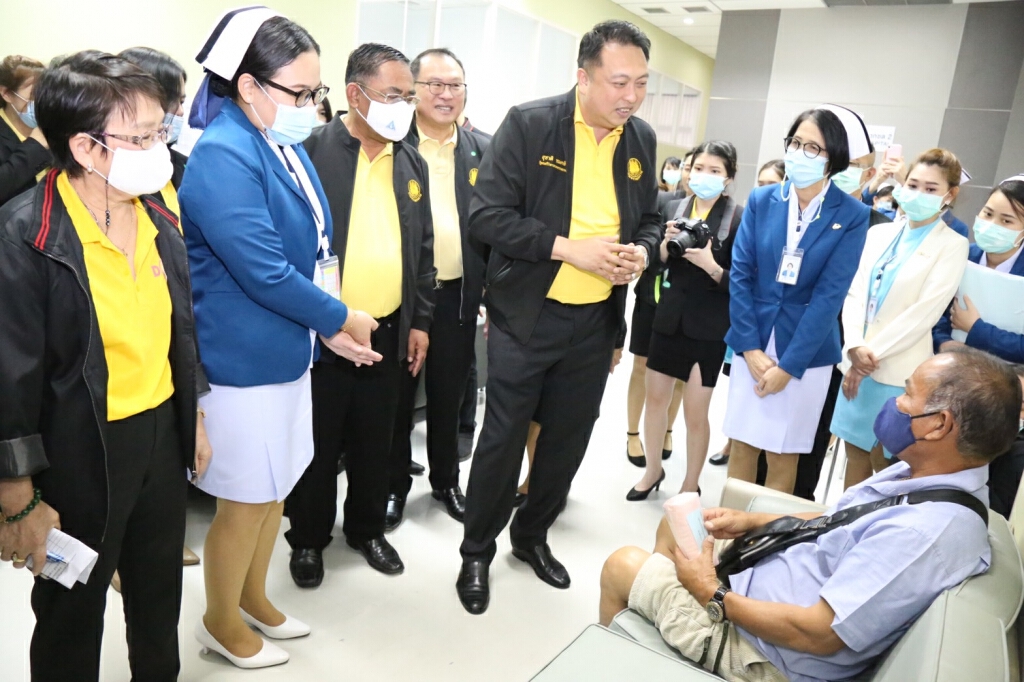 "สุชาติ" รมว.แรงงาน ลงพื้นที่เยี่ยมผู้ป่วยประกันสังคมในจังหวัดชลบุรี