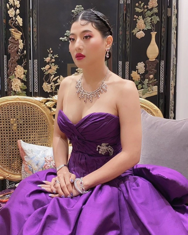 เจ้าฟ้าสิริวัณณวรีฯ ทรงพระสิริโฉมในฉลองพระองค์ผ้าไหมศิลปาชีพทรงออกแบบสีอัญชัน