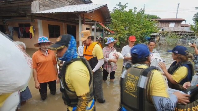 "บิณฑ์" นำทีมขึ้นเรือท้องแบนมอบถุงยังชีพช่วยผู้ประสบภัยน้ำท่วมพิมาย