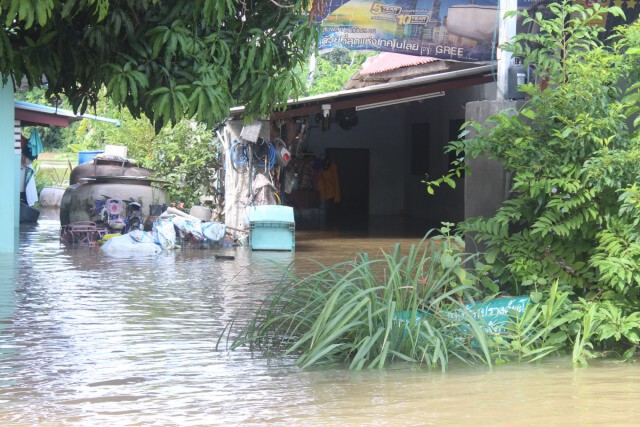 กรมชลประทานสนับสนุนอุปกรณ์ช่วยพื้นที่ประสบภัยน้ำท่วม