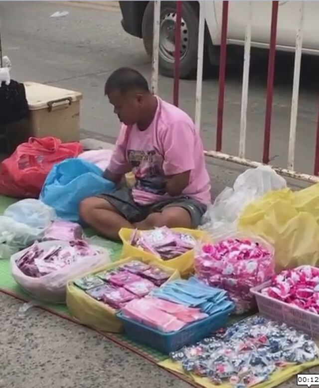 ชื่นชม หนุ่มสู้ชีวิตพิการแขนสองข้าง นั่งขายของข้างทางไม่ขอใครกิน !!