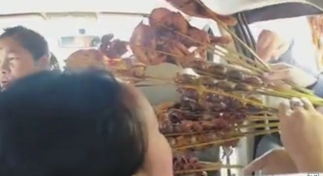 สาวมึนตึบ แม่ค้ารุมยื่นไก่ย่างให้ซื้อ ทิ่มใส่หน้าแบบนี้ป้อนเลยดีกว่า!!