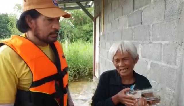 "บิณฑ์" นำทีมขึ้นเรือท้องแบนมอบถุงยังชีพช่วยผู้ประสบภัยน้ำท่วมพิมาย