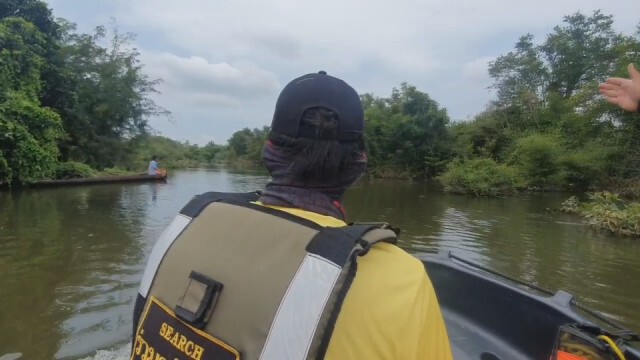 "บิณฑ์" นำทีมขึ้นเรือท้องแบนมอบถุงยังชีพช่วยผู้ประสบภัยน้ำท่วมพิมาย