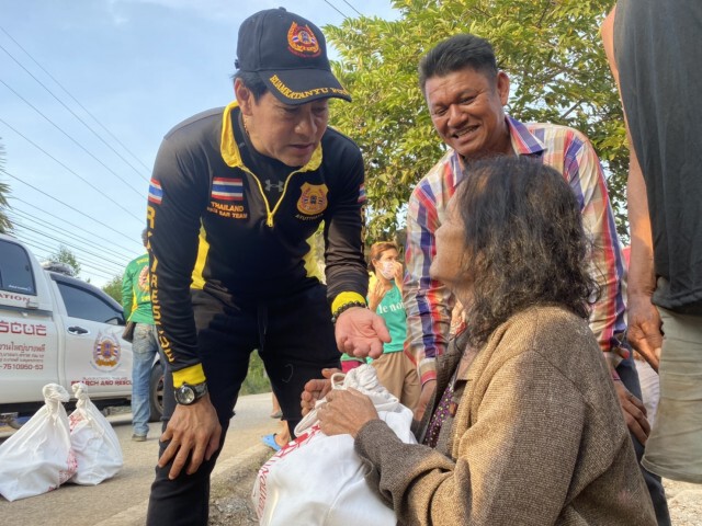 "ไทด์ เอกพันธ์" นำทีมลงพื้นที่ช่วยผู้ประสบภัยน้ำป่าไหลหลาก จ.ปราจีนบุรี