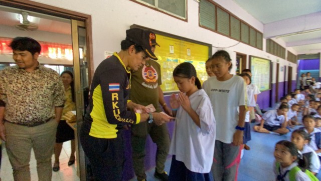 "ไทด์ เอกพันธ์" นำทีมลงพื้นที่ช่วยผู้ประสบภัยน้ำป่าไหลหลาก จ.ปราจีนบุรี