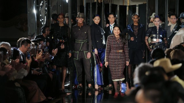 เจ้าฟ้าสิริวัณณวรีฯ ทรงพระสิริโฉมในฉลองพระองค์ผ้าไหมศิลปาชีพทรงออกแบบสีอัญชัน