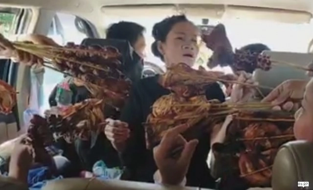 สาวมึนตึบ แม่ค้ารุมยื่นไก่ย่างให้ซื้อ ทิ่มใส่หน้าแบบนี้ป้อนเลยดีกว่า!!