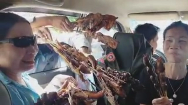 สาวมึนตึบ แม่ค้ารุมยื่นไก่ย่างให้ซื้อ ทิ่มใส่หน้าแบบนี้ป้อนเลยดีกว่า!!