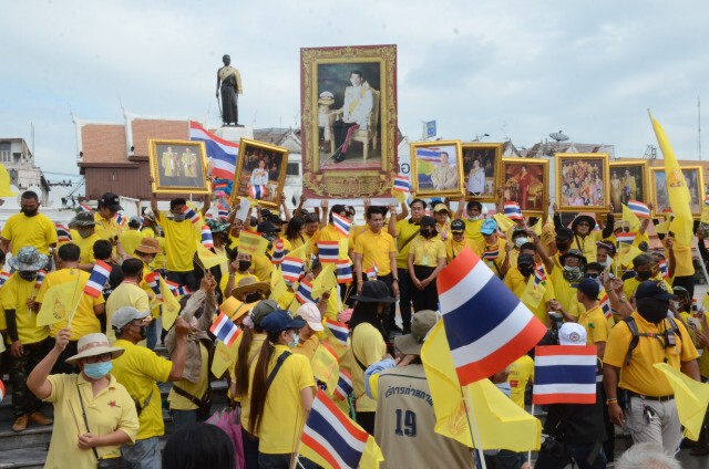 ชาวโคราชร่วมใจสวมเสื้อเหลืองรณรงค์ปกป้องสถาบัน