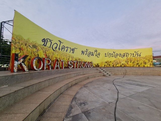 ม็อบเยาวชนโคราชไล่รบ.เจอสกัดโดนป้ายปกป้องสถาบันตั้งหลังเวที