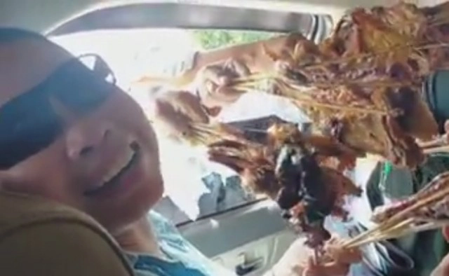 สาวมึนตึบ แม่ค้ารุมยื่นไก่ย่างให้ซื้อ ทิ่มใส่หน้าแบบนี้ป้อนเลยดีกว่า!!