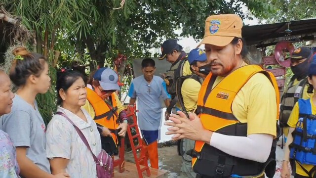 "บิณฑ์" นำทีมขึ้นเรือท้องแบนมอบถุงยังชีพช่วยผู้ประสบภัยน้ำท่วมพิมาย