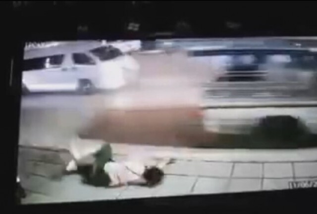 วินาทีผงะ ! คุณป้าตกรถสองแถว คนขับคิดนึกว่าลงไปแล้ว