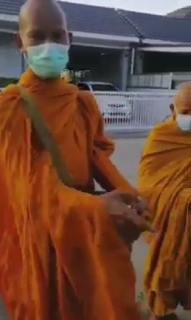 สาวสุดทน แฉพฤติกรรมเพื่อนบ้านฉีดน้ำใส่พระ ขณะบิณฑบาตยิ่งห้ามยิ่งยุ!