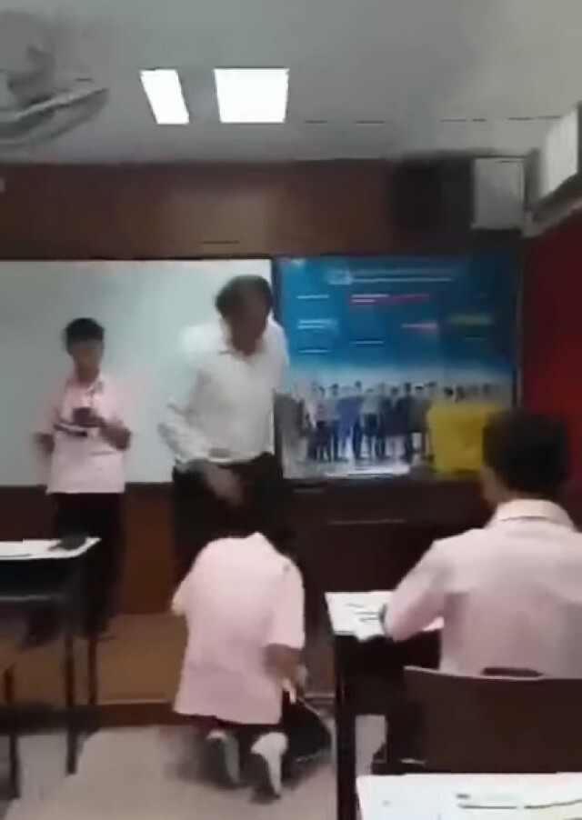 คลิปว่อนครูตบหน้านร.ดังสนั่น ท้าแม่อยู่ไหนไปเรียกมา !!
