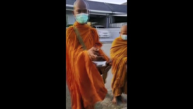 "หลวงตา"ถูกฉีดน้ำใส่ขณะบิณฑบาตไม่ถือสา เผยญาติติดต่อพาเข้าขอโทษ
