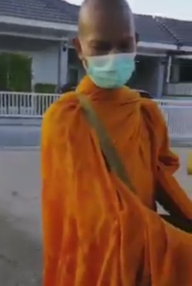 สาวสุดทน แฉพฤติกรรมเพื่อนบ้านฉีดน้ำใส่พระ ขณะบิณฑบาตยิ่งห้ามยิ่งยุ!