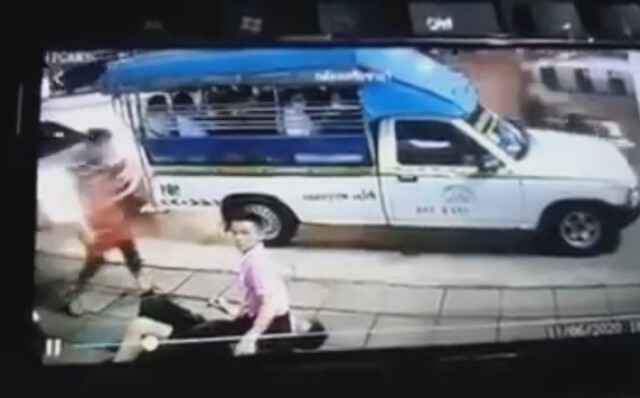 วินาทีผงะ ! คุณป้าตกรถสองแถว คนขับคิดนึกว่าลงไปแล้ว